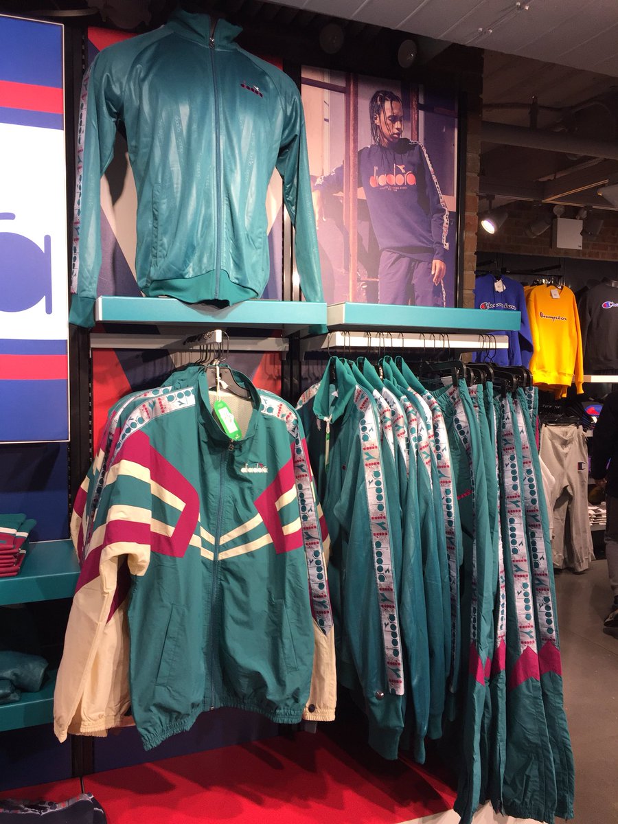 Neilwright1971's tweet image. #shellsuits #nyc @Diadoraofficial @DiadoraUSA @RetroSolesUK no trainers though 😔