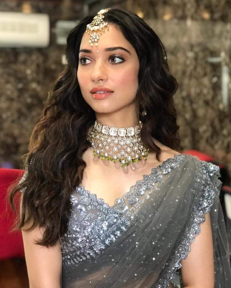 Tamannaahkerala's tweet photo. @tamannaahspeaks @MukharjeeTina @HriyaMarfatia @archa_mehta #nofilterneeded #f2 #onset
#notwithoutmyteam
Hair Tina Mukharjee - Celebrity Hairstylist
Makeup Hriya Marfatia
Styling #ArchaMehta
Fairy Godmother @pritilohia
Love you @tamannaahspeaks https://t.co/P2f1C4nKkO