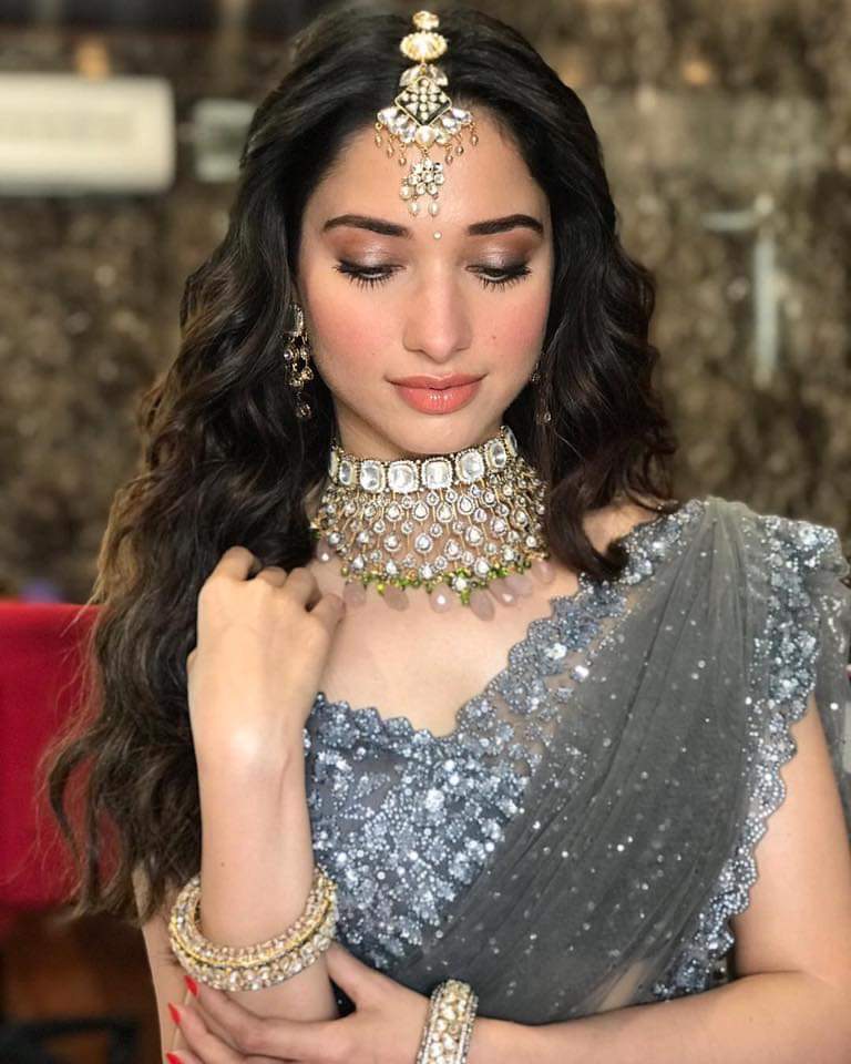 Tamannaahkerala's tweet photo. @tamannaahspeaks @MukharjeeTina @HriyaMarfatia @archa_mehta #nofilterneeded #f2 #onset
#notwithoutmyteam
Hair Tina Mukharjee - Celebrity Hairstylist
Makeup Hriya Marfatia
Styling #ArchaMehta
Fairy Godmother @pritilohia
Love you @tamannaahspeaks https://t.co/P2f1C4nKkO