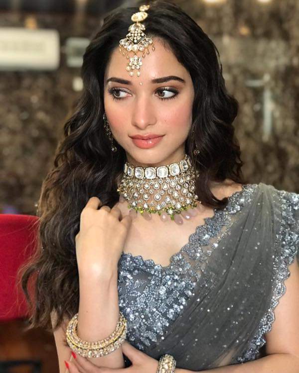 Tamannaahkerala's tweet photo. @tamannaahspeaks @MukharjeeTina @HriyaMarfatia @archa_mehta #nofilterneeded #f2 #onset
#notwithoutmyteam
Hair Tina Mukharjee - Celebrity Hairstylist
Makeup Hriya Marfatia
Styling #ArchaMehta
Fairy Godmother @pritilohia
Love you @tamannaahspeaks https://t.co/P2f1C4nKkO