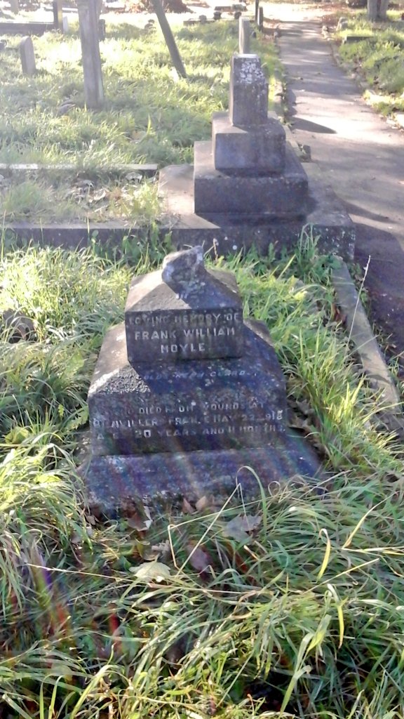 InscriptionsWw1's tweet image. "SHALL WE NOT OFFER OF OUR BEST AND HIGHEST WHEN DUTY CALLS" 
Frank William Moyle
Died of wounds 22 May 1918 #Bienvillers
Aged 20
#ColdstreamGuards
#StJohnTheBaptistChurch #Halesowen
#WW1 #LestWeForget