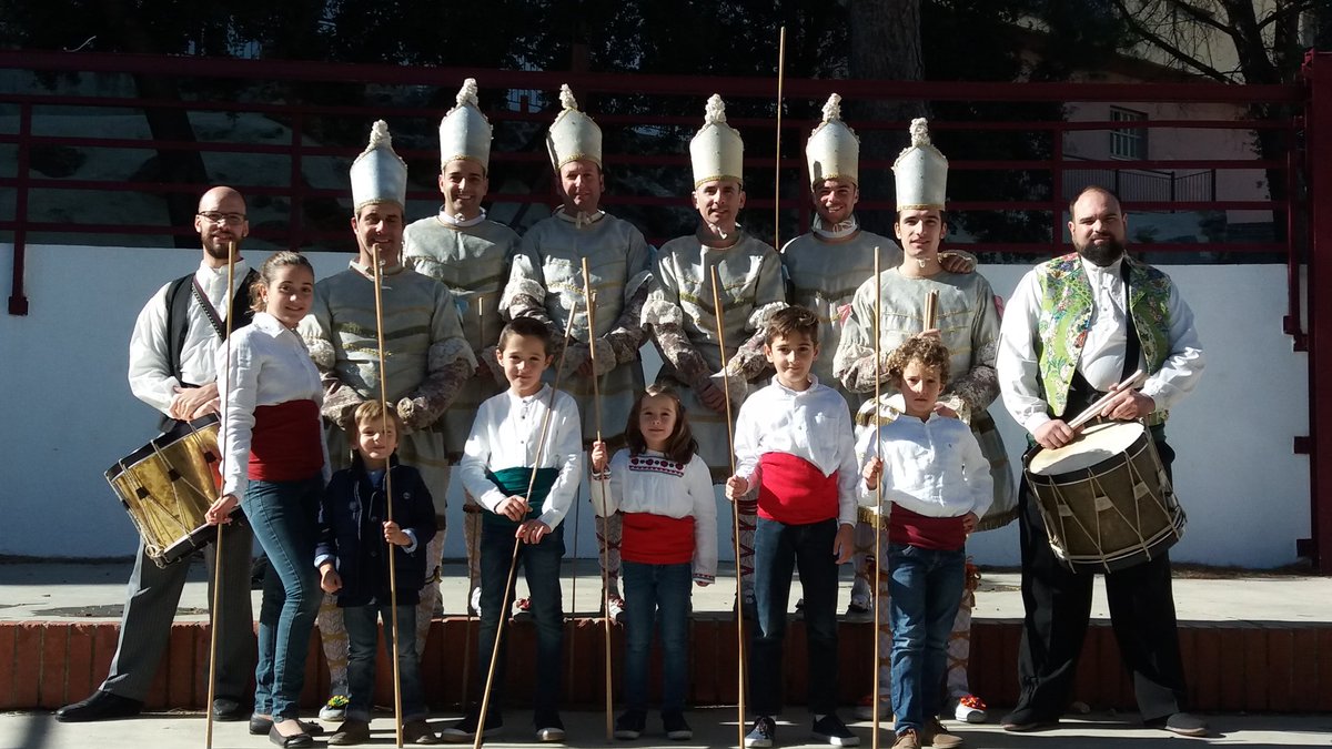 tornejants's tweet photo. A punt per a ballar en La Sénia. @MuseuDeLaFesta https://t.co/zYWIXW3N4u