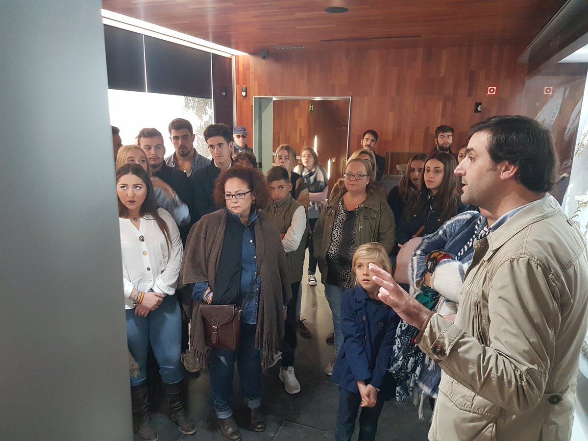consejosanfdo's tweet photo. Los jóvenes cofrades visitan el Tesoro de la Virgen del Rocio con las siempre precisas explicaciones de su responsable Manuel Galán Cruz. #juventudalrocio https://t.co/H5dGcrbKWY