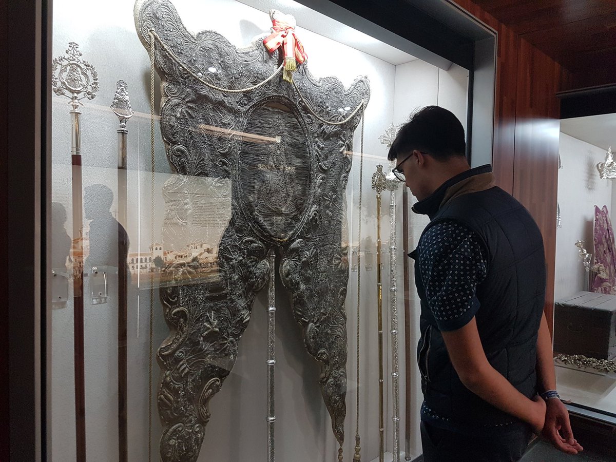consejosanfdo's tweet photo. Los jóvenes cofrades visitan el Tesoro de la Virgen del Rocio con las siempre precisas explicaciones de su responsable Manuel Galán Cruz. #juventudalrocio https://t.co/H5dGcrbKWY
