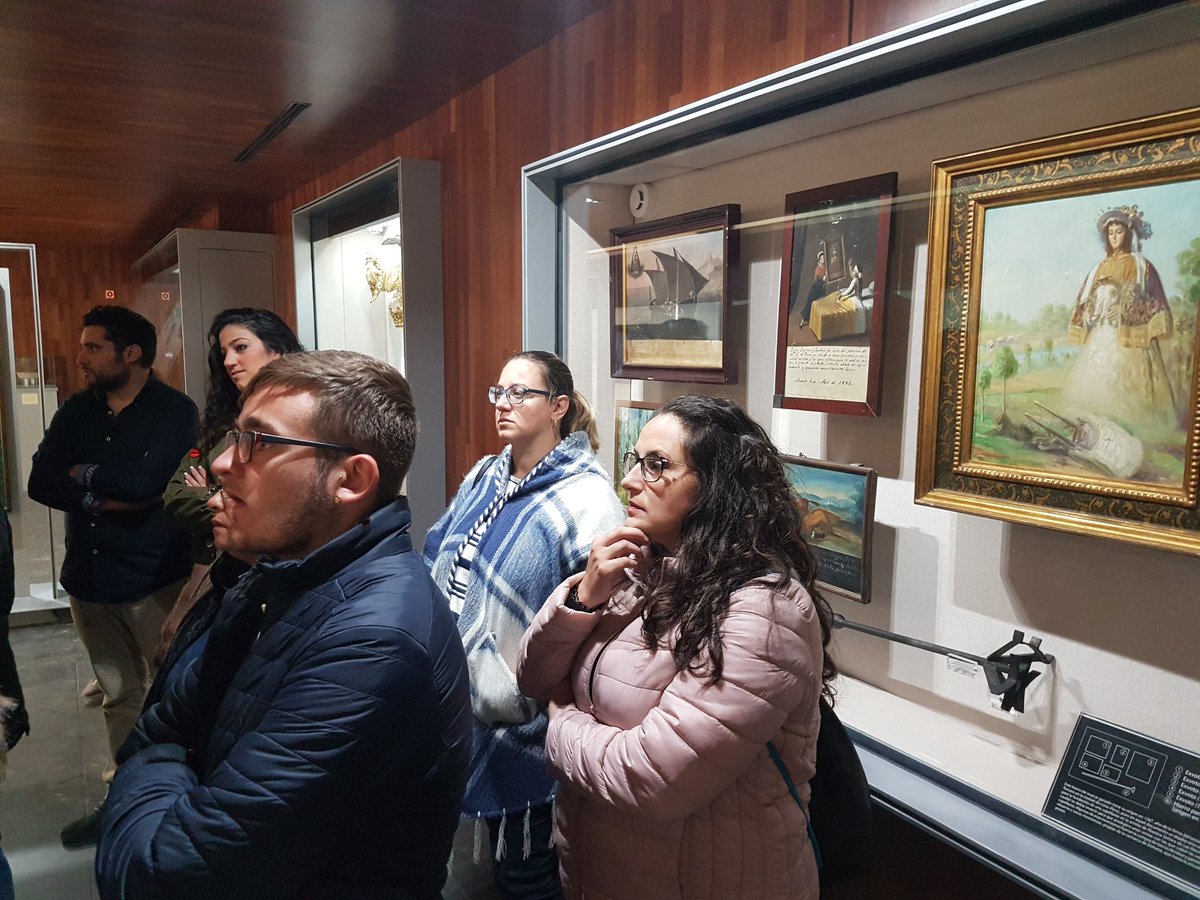 consejosanfdo's tweet photo. Los jóvenes cofrades visitan el Tesoro de la Virgen del Rocio con las siempre precisas explicaciones de su responsable Manuel Galán Cruz. #juventudalrocio https://t.co/H5dGcrbKWY