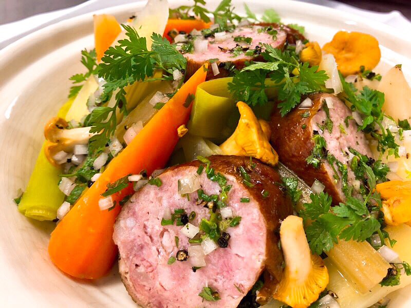 ChefGuyMartin's tweet photo. En ce dimanche d’automne, une bonne saucisse de Morteau, des girolles, une vinaigrette tiède et quelques échalotes 😋
#chefguymartin https://t.co/2KWnlI7qzy