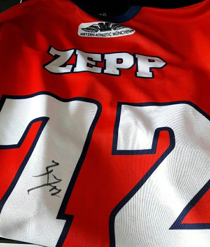 ChristinaNeuma1's tweet photo. Langsam auf den Weg machen 🏃🚗 🏒 ...... #zepper #RobZepp #72 #einmaleisbärimmereisbär #Allstars #EBBvsNIT #Arenasonntag @Eisbaeren_B @MBArenaBerlin 🔵🔴⚪ https://t.co/MRiT9AyJWr