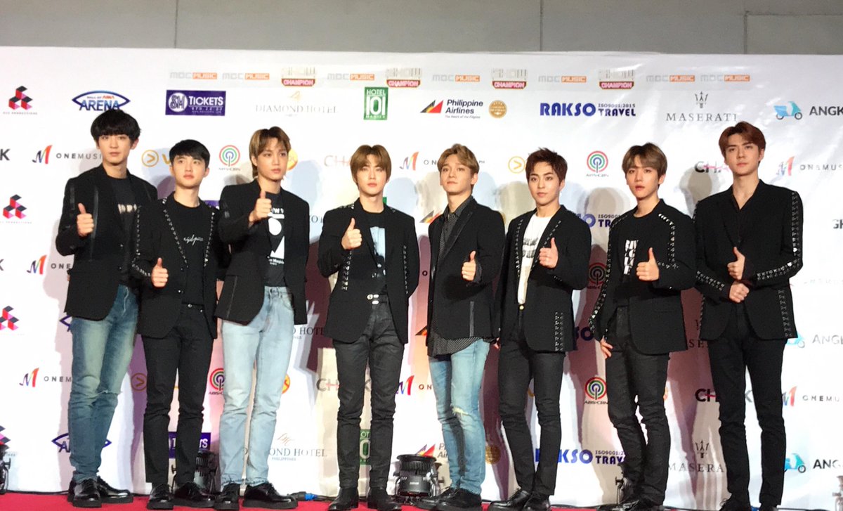 ABSCBNNews's tweet photo. LOOK: Top K-pop group EXO walk the carpet at the MOA Arena for “Show Champion” in Manila | via @pcbernardo_ https://t.co/yEoIc5yqiR