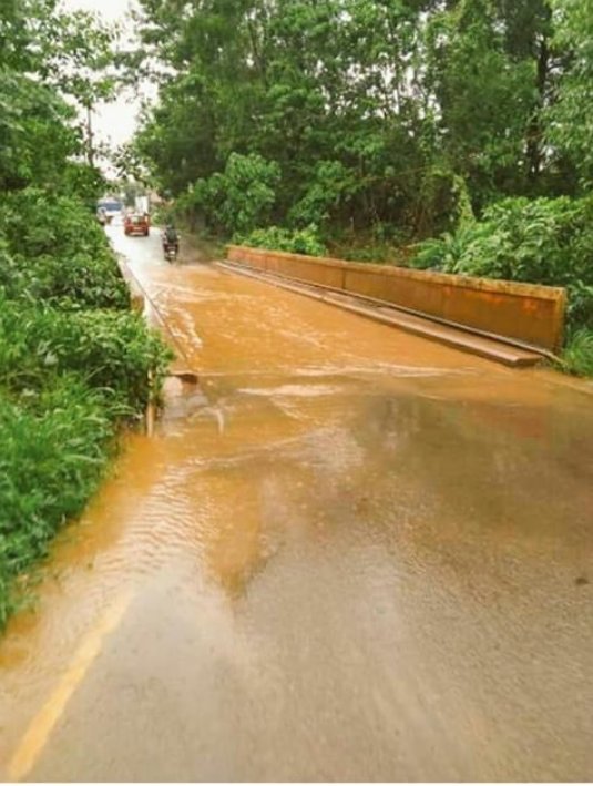Deekshi96813569's tweet photo. Please wide the bridge 
Students are suffering from Lot of problems... 🙏🙏Always traffic jam occurs in this way ...conjusted area...so I request you to help us🙏🙏@narendramodi @AmitShah #RailBridgeWideBridge https://t.co/YR4GzsPdal