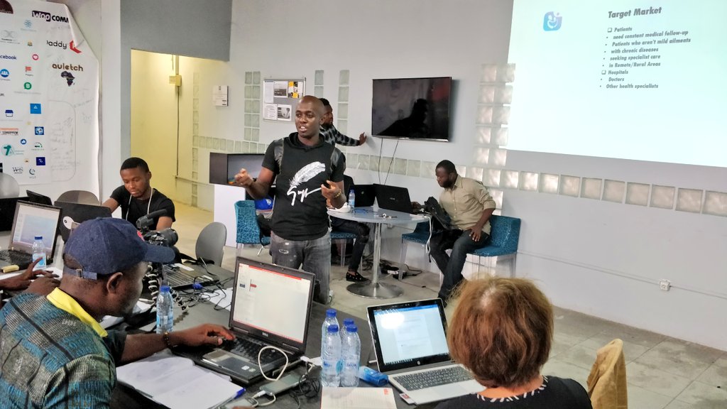 SG_labinno's tweet photo. #Hackthon #Blockchain et Connectivité Augmentée : préparation des pitchs avant la dernière ligne droite des développements. Les startups présentent leurs projets à nouveau avec quelques pivots.
#CameroonBoundSG #Douala #Cameroun #LabInnoSG https://t.co/fVn0dTEnZf