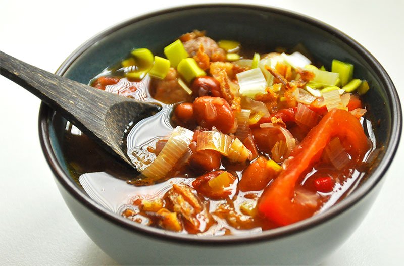 pisangsu2's tweet photo. Een maaltijdsoep waar je warm van wordt: #Indische Bruine #Bonensoep met #sambal, #trassi en #rijst. https://t.co/OZwPC4JmRR https://t.co/JEH4Kbbx3g