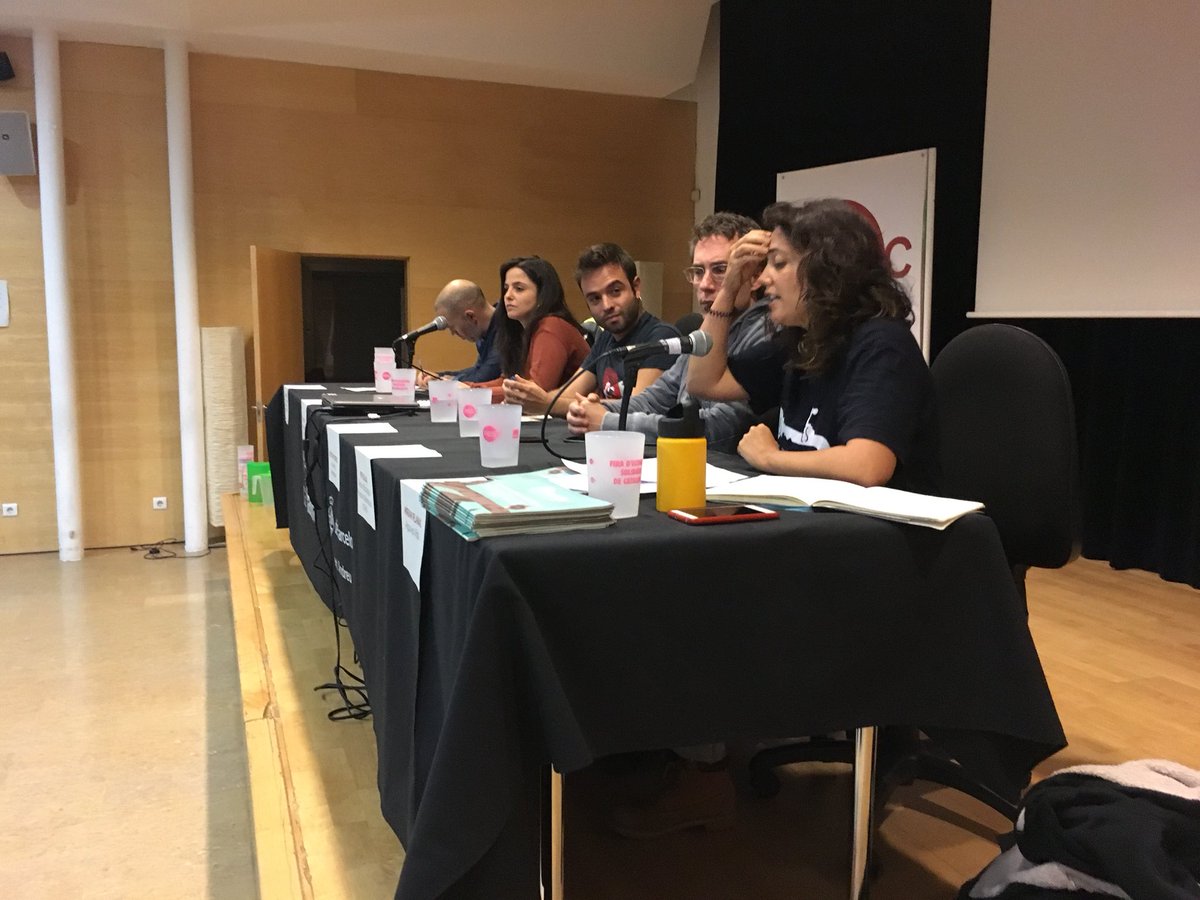 La_Directa's tweet photo. “Necessitem dotar-nos de mecanismes que ens granteixin poder seguir gestionant i decidint sobre aquests recursos. A dia d’avui tenim fins a 10 plataformes locals treballant a tot Catalunya lluitant perque la seva gestió sigui pública” Míriam Planas de @aiguaesvida
#DebatsDirecta https://t.co/yjAE2lY2ZX