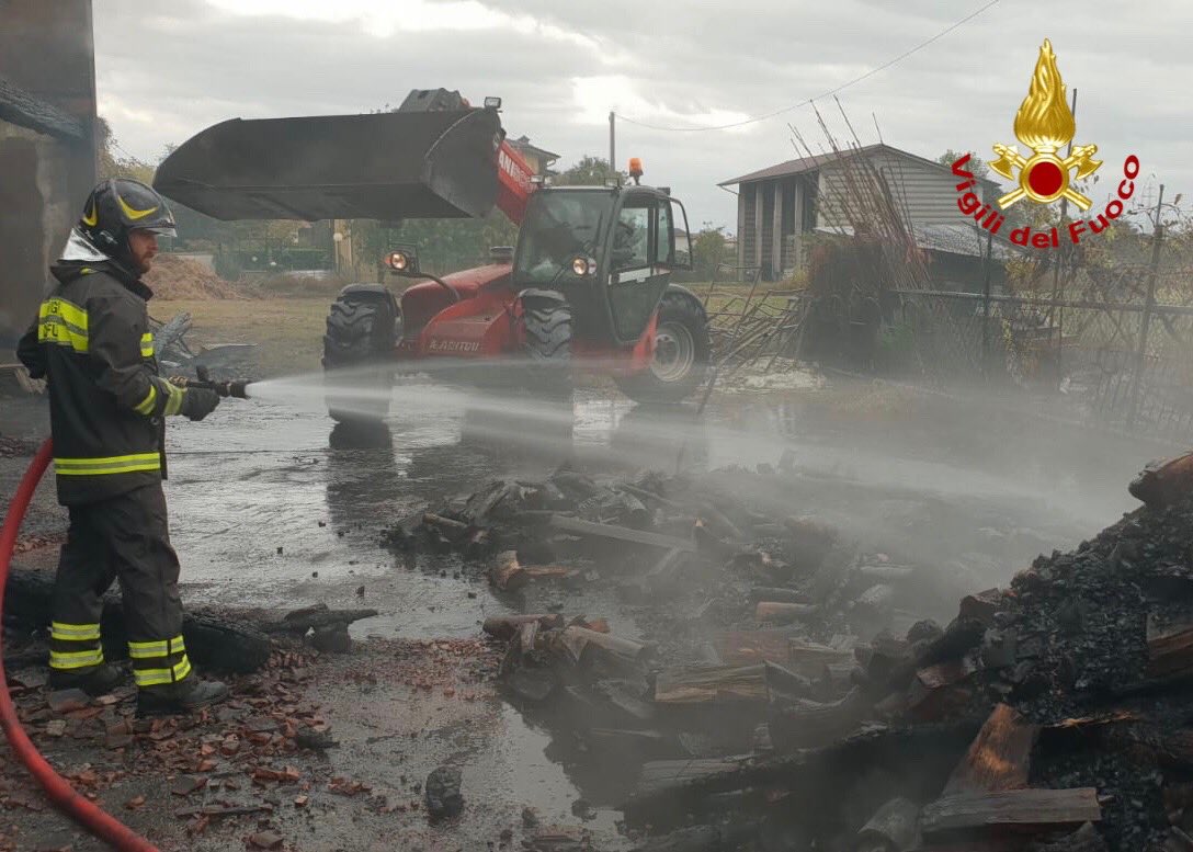 vigilidelfuoco's tweet photo. #28ott, squadre dei #vigilidelfuoco sono intervenute questa mattina a #Dalmine (BG) per domare l’#incendio di una legnaia e di una vicina rimessa di mezzi agricoli #soccorsiquotidiani https://t.co/RiK7OplcNP