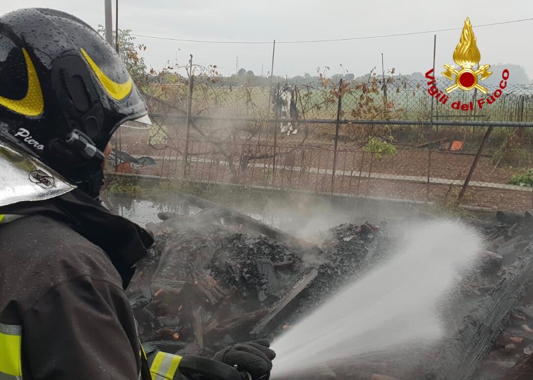 vigilidelfuoco's tweet photo. #28ott, squadre dei #vigilidelfuoco sono intervenute questa mattina a #Dalmine (BG) per domare l’#incendio di una legnaia e di una vicina rimessa di mezzi agricoli #soccorsiquotidiani https://t.co/RiK7OplcNP