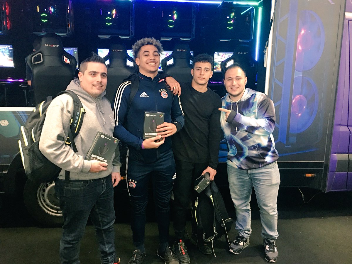 OservEsport's tweet photo. Quelle équipe ! 

@THEwhiteshark67 réalise un TOP 2 incroyable qui permet à ces 3 coéquipiers du public de repartir avec des souris #MM520 de chez @coolermasterfr 👌🏻

Vous pouvez vous aussi tenter votre chance 🏆
#PGWCoolerMaster https://t.co/4Q3ryJ0lfu