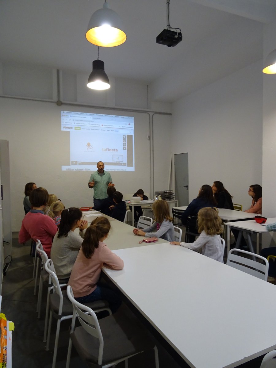 Garabattagge1's tweet photo. Ayer lo pasamos en grande con @labsevilla y su taller "Aprende a hacer tu carátula!", donde el gran Ale Rojas enseñó a los más peques a seguir las pautas para hacer sus propias carátulas de pelis. Un disfrute ver como se dispara su imaginación.Gracias Ale &amp; little Ale💖 . https://t.co/8bzmiQHG2u