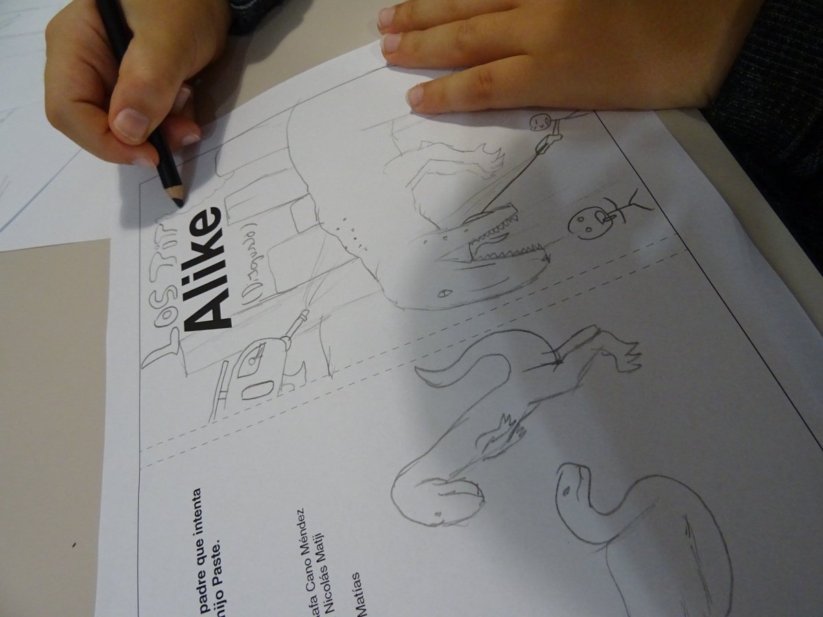 Garabattagge1's tweet photo. Ayer lo pasamos en grande con @labsevilla y su taller "Aprende a hacer tu carátula!", donde el gran Ale Rojas enseñó a los más peques a seguir las pautas para hacer sus propias carátulas de pelis. Un disfrute ver como se dispara su imaginación.Gracias Ale &amp; little Ale💖 . https://t.co/8bzmiQHG2u