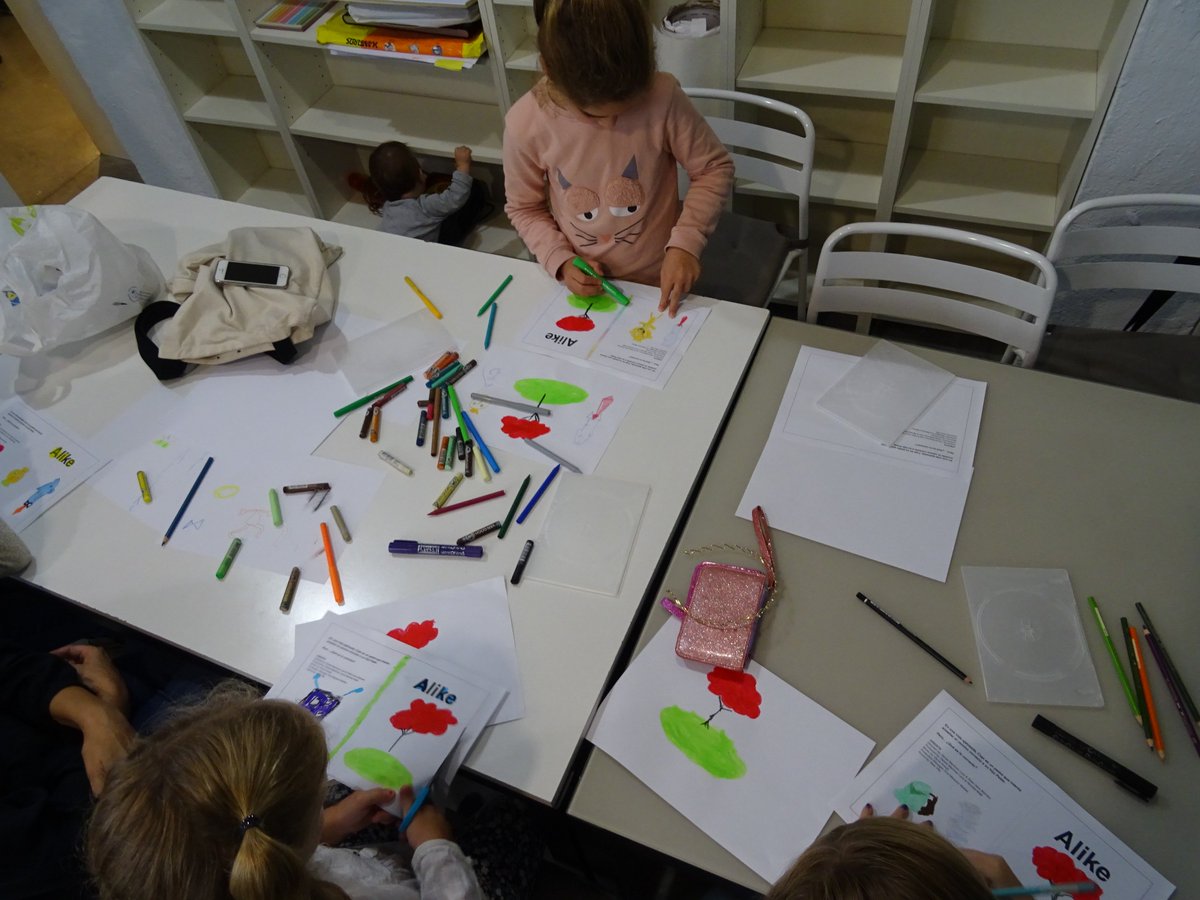 Garabattagge1's tweet photo. Ayer lo pasamos en grande con @labsevilla y su taller "Aprende a hacer tu carátula!", donde el gran Ale Rojas enseñó a los más peques a seguir las pautas para hacer sus propias carátulas de pelis. Un disfrute ver como se dispara su imaginación.Gracias Ale &amp; little Ale💖 . https://t.co/8bzmiQHG2u