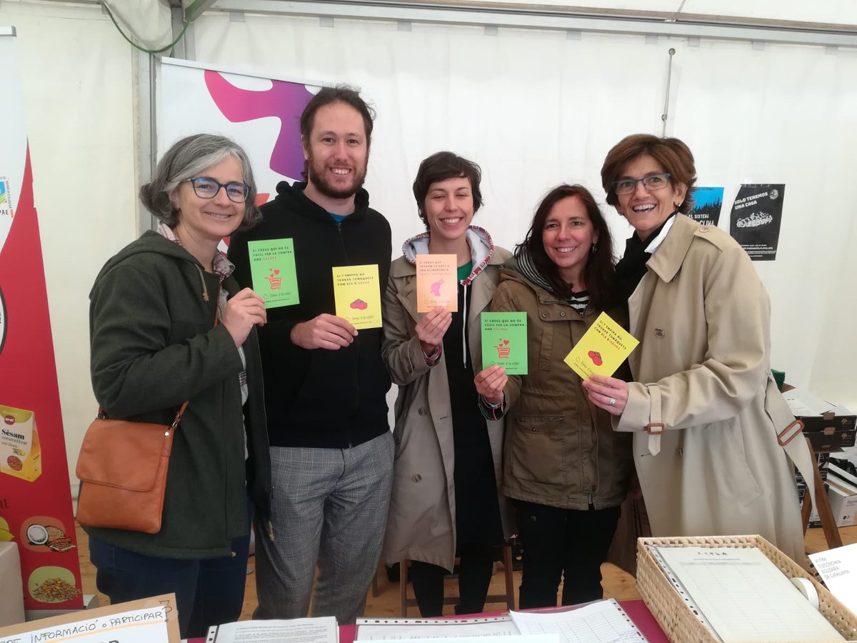 FoodCoopBCN's tweet photo. #foodcoopbcn en plena acció a la #FESC2018 informant del nostre projecte de supermercat cooperatiu a Barcelona. Vine a assabentar-te'n! https://t.co/22ZamgJBkZ