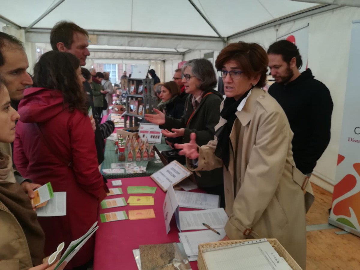 FoodCoopBCN's tweet photo. #foodcoopbcn en plena acció a la #FESC2018 informant del nostre projecte de supermercat cooperatiu a Barcelona. Vine a assabentar-te'n! https://t.co/22ZamgJBkZ
