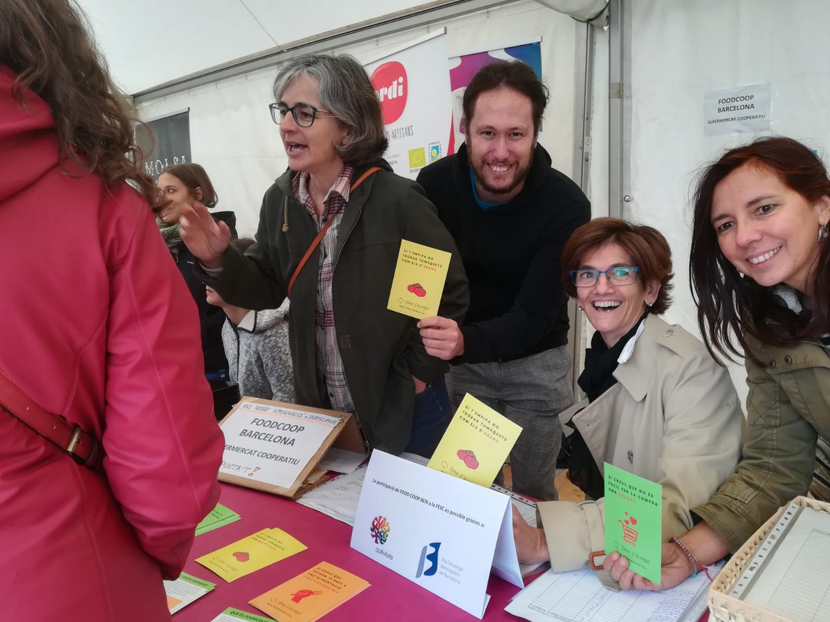 FoodCoopBCN's tweet photo. #foodcoopbcn en plena acció a la #FESC2018 informant del nostre projecte de supermercat cooperatiu a Barcelona. Vine a assabentar-te'n! https://t.co/22ZamgJBkZ