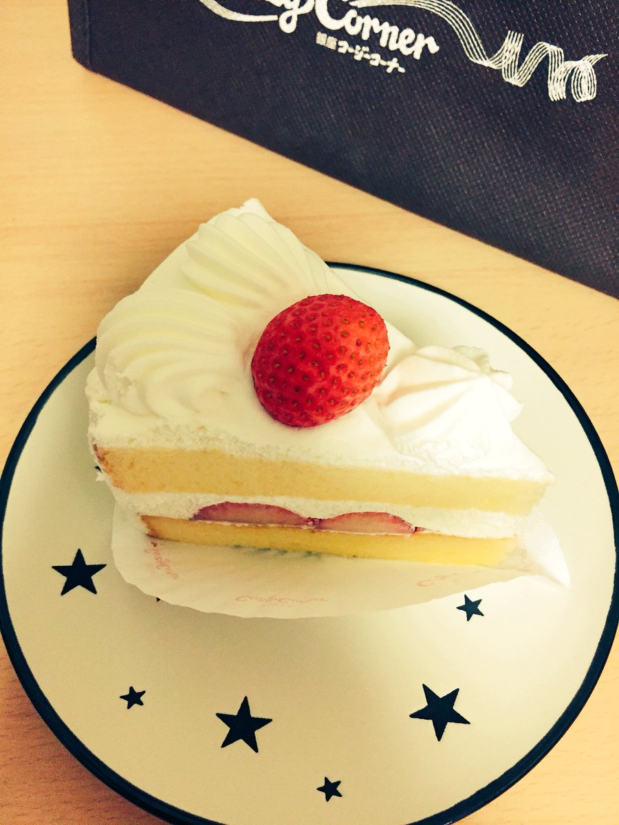 Miina1101's tweet photo. 本日の個人レッスンの会員様にケーキを頂きましたー☺️わーい✨ 
誕生日の話はしてなかったので知ってて下さった事にびっくり‼︎
美味しく頂きま���た☺️
ありがとうございます‼︎
ショートケーキ安定の美味しさ❤️ https://t.co/JsvfOsVR87