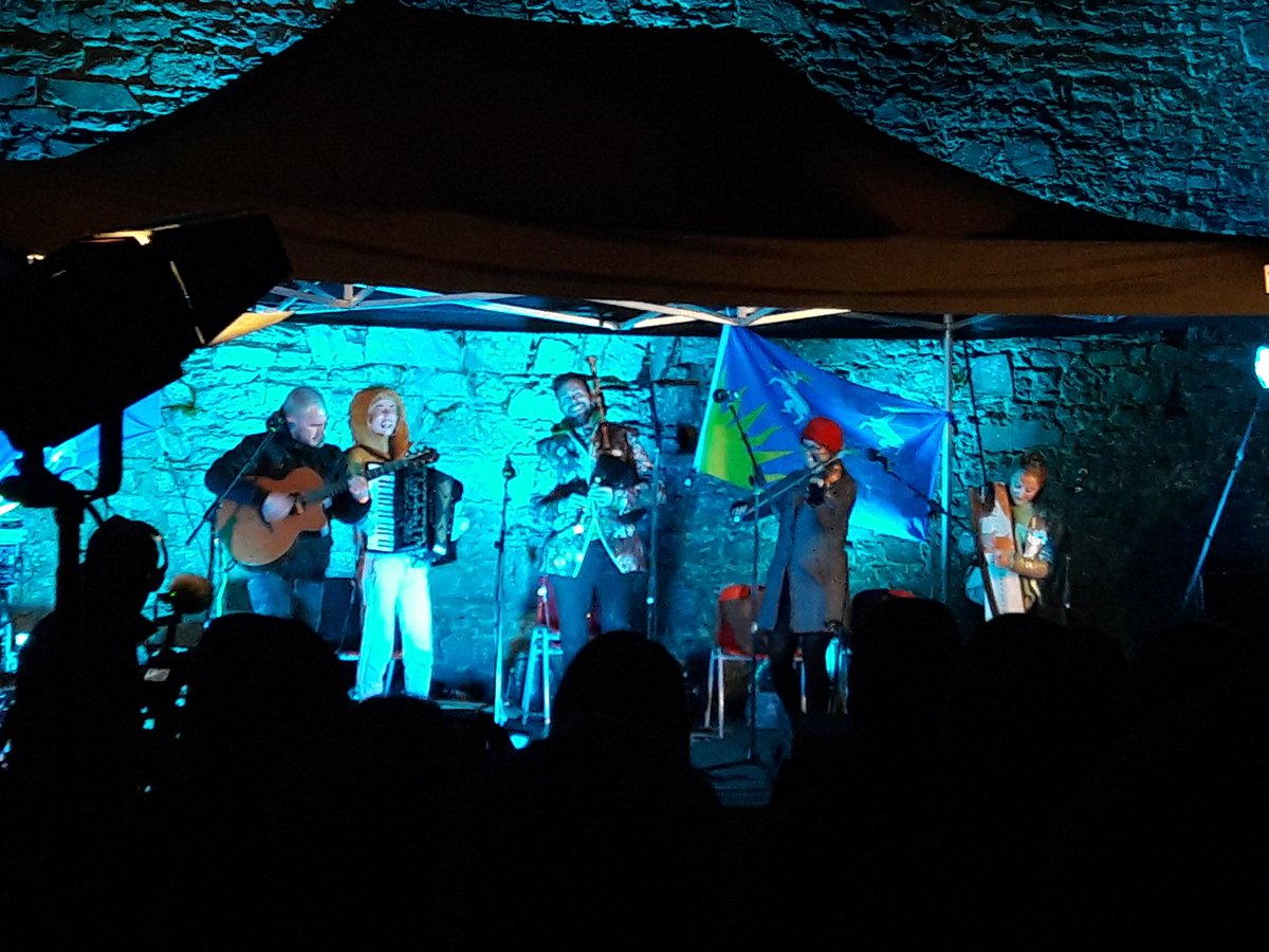mandy_h75's tweet photo. #GwylTanAMor #Harlech yn gwych neithiwr. #FireAndSeaFestival was amazing last night in the @Harlech_Castle #DramaACerdd #DramaAndMusic #GutoGavis, #Elfen #Vri @CalanFolk @DrMariaHayes #Cadw @mad_sl #cefnogaethMAD #MADsupport https://t.co/ybNa7CfVek