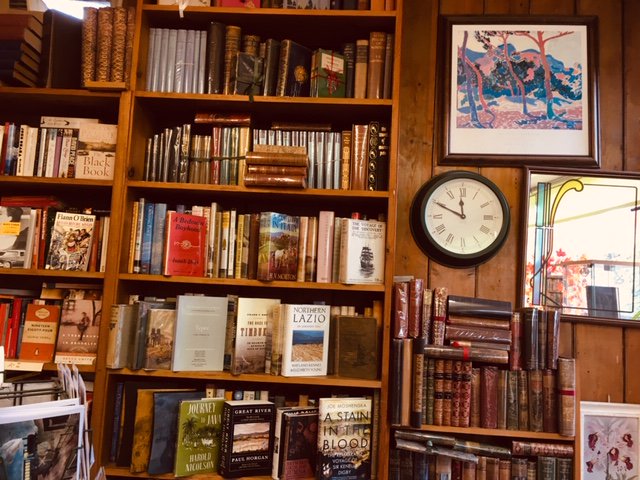 lloydsofkewbook's tweet photo. The clocks are back which can only mean one thing... more time to read! Now open on Sundays!!  #ClocksBack #SundayMorning https://t.co/RqzZKFJisY