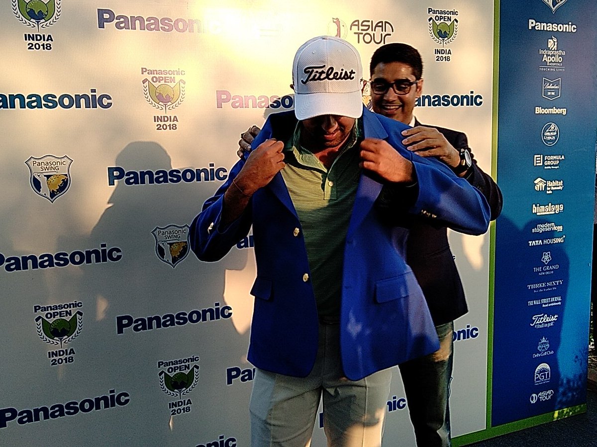 KreedaEvents's tweet photo. Here's @KhalinJoshi, the #PanasonicOpenIndia 2018 Champion, getting the blue jacket from @_Manish_Sharma_

@asiantourgolf @PGTITOUR @PanasonicIndia @PanasonicInNews https://t.co/A0QnRY6XJn