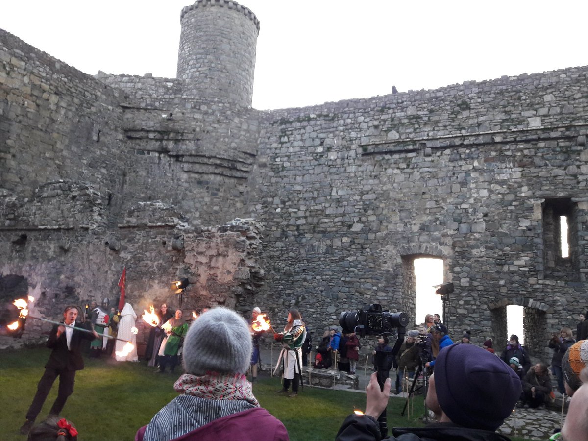 mandy_h75's tweet photo. #GwylTanAMor #Harlech yn gwych neithiwr. #FireAndSeaFestival was amazing last night in the @Harlech_Castle #DramaACerdd #DramaAndMusic #GutoGavis, #Elfen #Vri @CalanFolk @DrMariaHayes #Cadw @mad_sl #cefnogaethMAD #MADsupport https://t.co/ybNa7CfVek