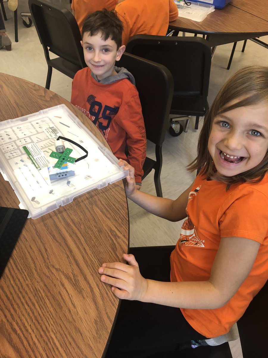 MapleWest_WCSD's tweet image. Mrs. Skok’s first graders were rocking out with robotics and coding using LEGO WeDo! Students tried their hand at building a glowing snail, a cooling fan and a moving satellite! #kidscancode #kidsshouldcode