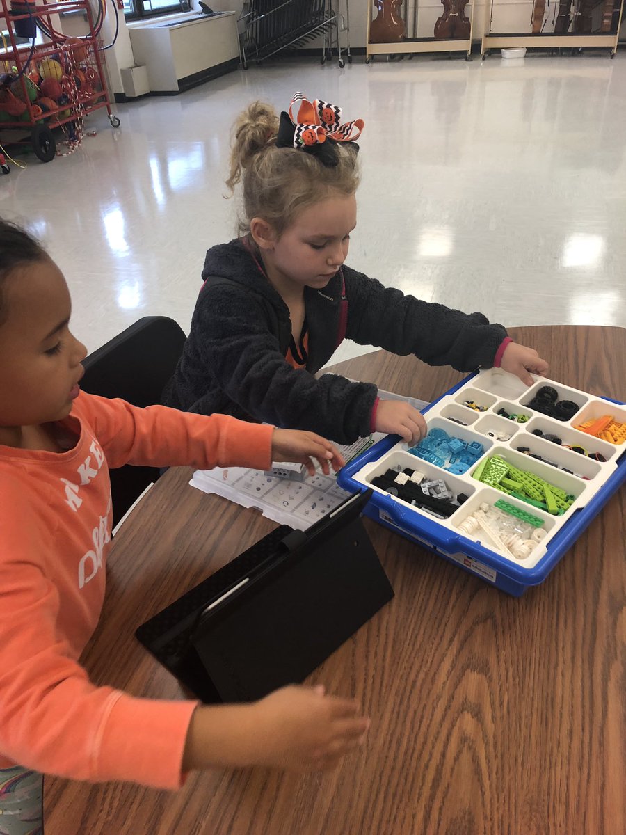 MapleWest_WCSD's tweet image. Mrs. Skok’s first graders were rocking out with robotics and coding using LEGO WeDo! Students tried their hand at building a glowing snail, a cooling fan and a moving satellite! #kidscancode #kidsshouldcode