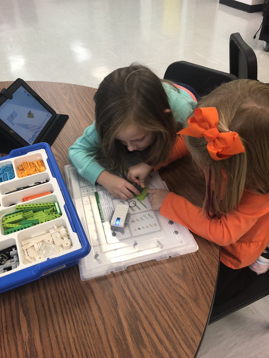 MapleWest_WCSD's tweet image. Mrs. Skok’s first graders were rocking out with robotics and coding using LEGO WeDo! Students tried their hand at building a glowing snail, a cooling fan and a moving satellite! #kidscancode #kidsshouldcode