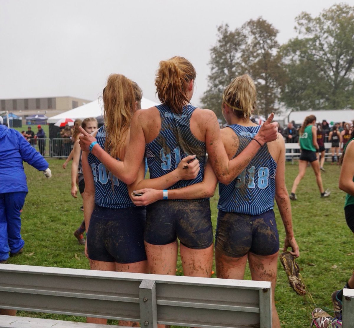 momocole4's tweet photo. louisville xc punched that ticket to state🎟🏅 #churchclappin #family #runithard https://t.co/pUuAb8x6zw