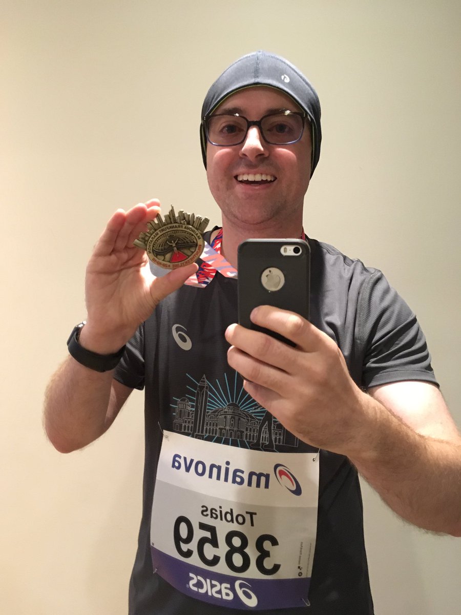 Geschafft! 💪🏻 Nachdem ich im Januar 2017 mit dem Laufen begonnen habe und zuvor mein ganzes Leben überhaupt kein Sport gemacht habe, bin ich heute in Frankfurt meinen ersten Marathon gelaufen. Zeit: 4:41:41 😁🏃‍♂️ #runtheskyline