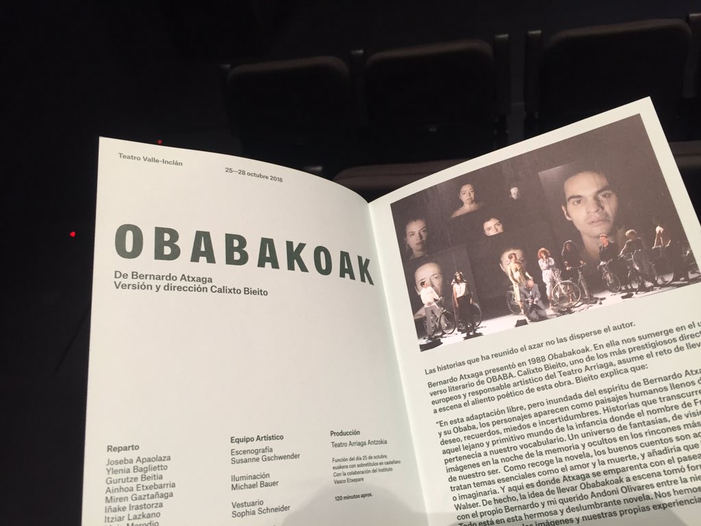 Hacía mucho tiempo que una escenografía y un grupo de actores no me impactaba tanto. Os recomendaría ‘Obabakoak’ pero ha sido su último día en Madrid y hemos entrado en el último minuto. Literal. ¡Vaya viaje! 😍