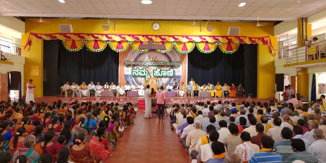 SriSamsthana's tweet photo. ಶ್ರೀಮಠದ ಸಂರಕ್ಷಣೆಯ ಸಂಕಲ್ಪ ಹೊತ್ತು ದಿಕ್ಕುದಿಕ್ಕುಗಳಿಂದ ಧಾವಿಸಿ ಬಂದ ಸಾವಿರ ಸಾವಿರ ಸುಜನರು ಅಂದೊಮ್ಮೆ ತ್ರೇತಾಯುಗದಲ್ಲಿ ಶ್ರೀಮಾತೆಯ ಸಂರಕ್ಷಣೆಯ ಸಂಕಲ್ಪ ಹೊತ್ತ ಪ್ರಚಂಡ ವಾನರಸೇನೆಯ ನೆನಪು ತ���ದರು!

#ಶ್ರೀರಾಮಚಂದ್ರಾಪುರಮಠ_ಸಂರಕ್ಷಣ_ಸಮಿತಿ
#ನಮ್ಮ_ಮಠದ_ರಕ್ಷಣೆ_ನಮ್ಮದೇ_ಹೊಣೆ https://t.co/hZraNFKUgW