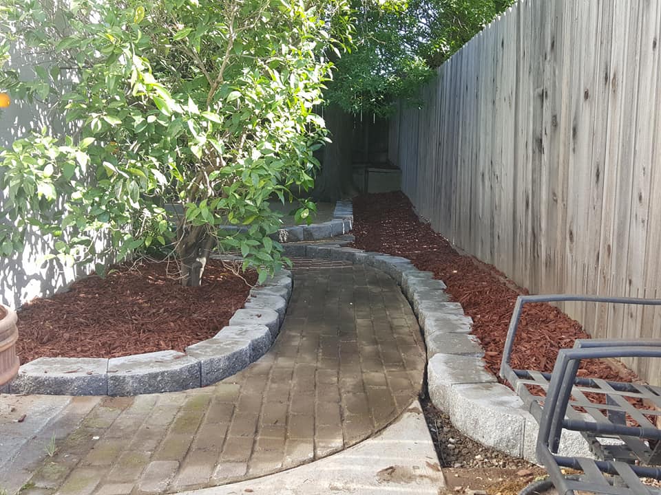 thomas_lndscape's tweet photo. Decomposed Granite patio, new mahogany bark mulch, custom planted boxes, and retaining wall block to edge everything and to hold everything in place. https://t.co/vGAfbryyn6