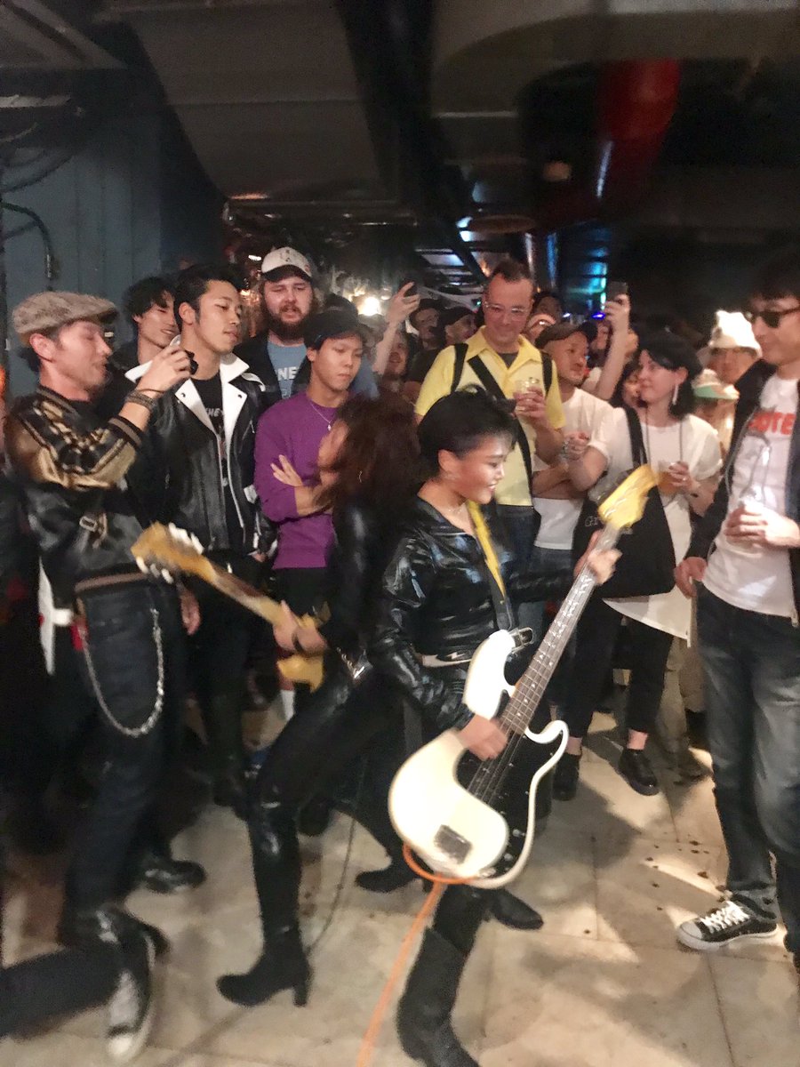 elovissato's tweet image. ハロウィンボール２日目も終了ψ(｀∇´)ψギターウルフのセイジの長女サクラが加入した新レッツゴーズのカッコよさにシビレたぜ！
これからも楽しみだ（＾◇＾）
#HalloweenBall #LetsGos #レッツゴーズ #ギターウルフ #GuitarWolf #ハロウィンボール