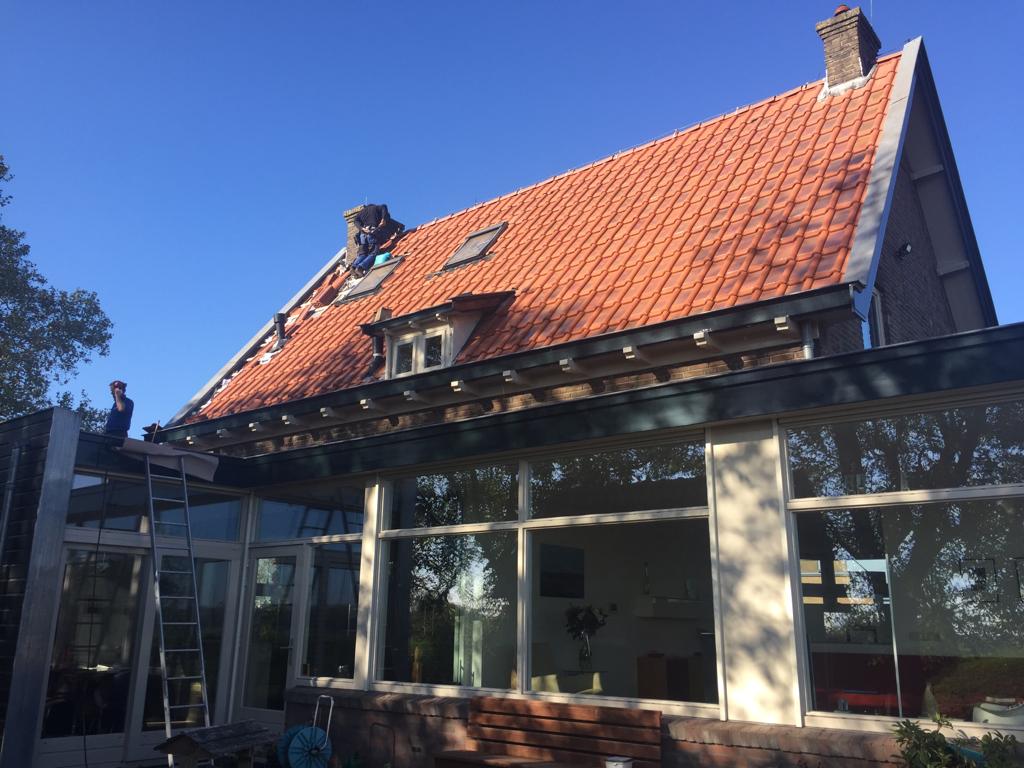 josanmeijers's tweet photo. Eerste weekend dat ons zonnedak “het doet”. 
Opbrengst zaterdag plus zondag: 11,31 kWh. 
4,46 Kg CO2 uitstoot bespaard. 
En mooi, die zonnecelpannen! 😍 https://t.co/JGKBH0Hed9
