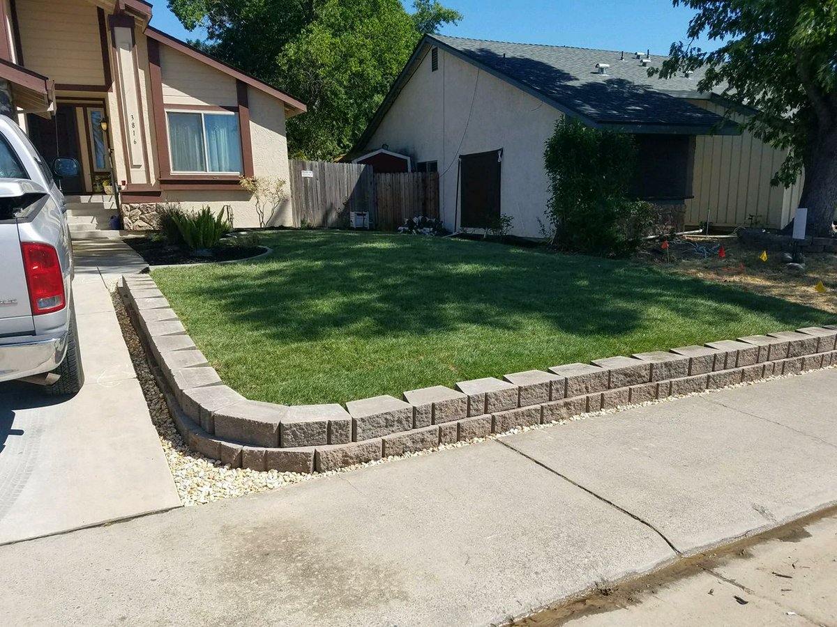 thomas_lndscape's tweet photo. Beautiful lawn edged in retaining wall block with various plants and bark in back https://t.co/kPYWIHiknh