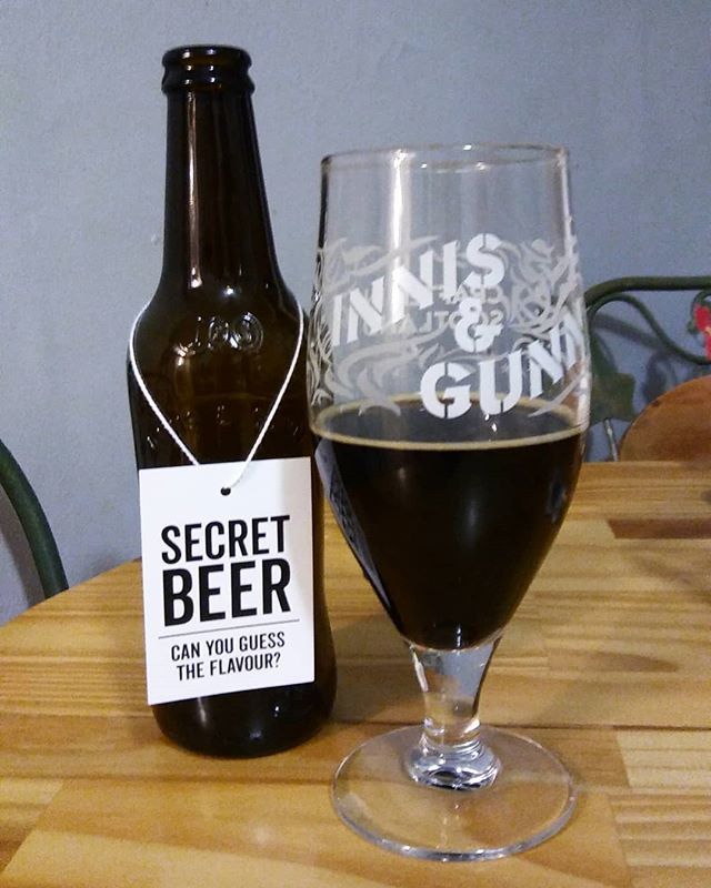 sora_kara's tweet photo. Halfway in I'm thinking it's a porter with spicy pepper. It also has just the lightest roasty scent to it.
#innisandgunn #secretbeer #whynohashtags @innisandgunnca #guesstheflavour #beer #holidaypack #mysteriousflavours https://t.co/qhQzg85Owb