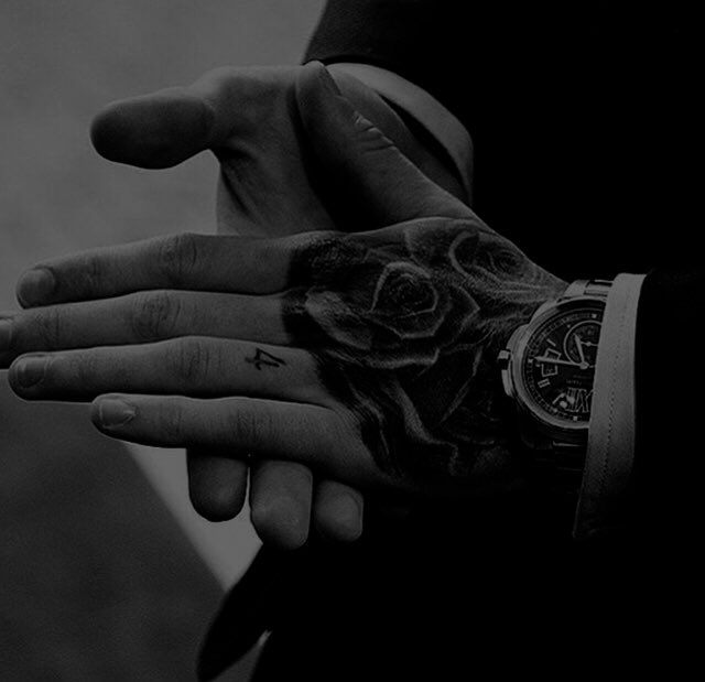 Quisiera estar acostado todavía, pero como Dios nada más me hizo guapo y no millonario tuve que venir a trabajar.