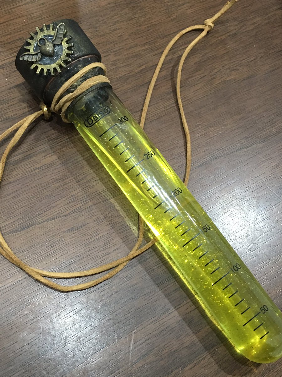 ぴょこ丸工房 ハンドメイド男子 そして こっちも100均素材で作った スチームパンク風レインボー試験管 こちらも接続はほぼグルーガン 中身は試験管にもともと入ってたスライムにラメを入れたもの ライトのおかげで虹色に光る スチームパンク