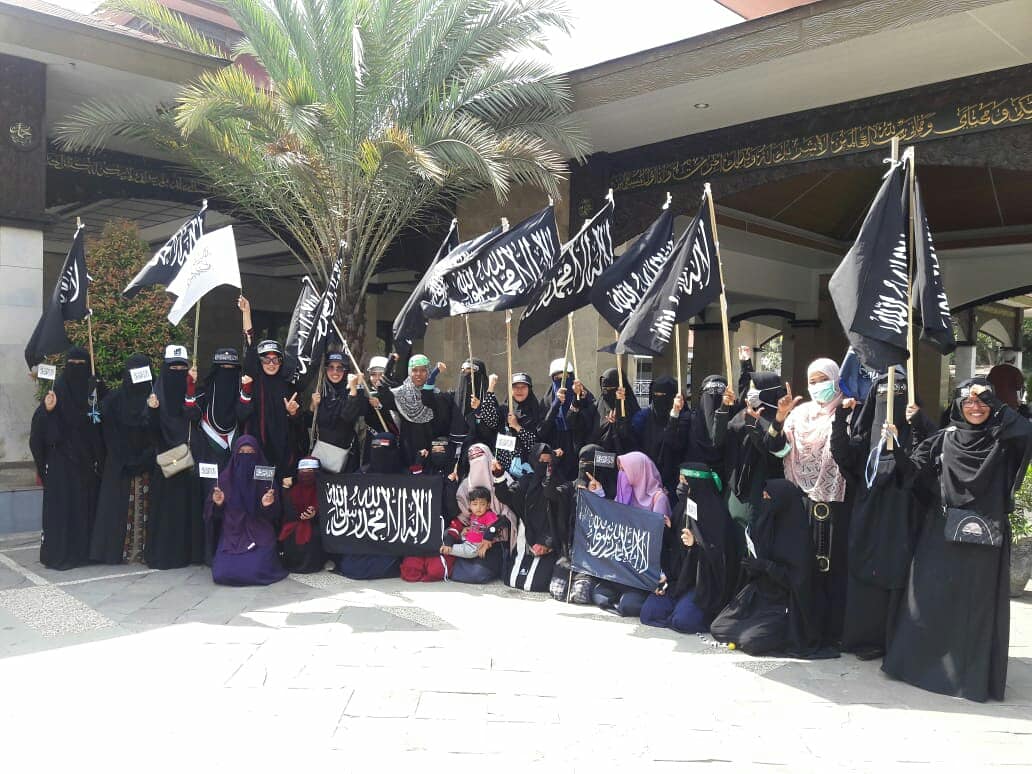 oe_212's tweet photo. A.B.T.I
Aksi Bela Tauhid Indramayu
Masjid Agung Indramayu❤
Semua elemen, semua kalangan, siapapun. Tak membedakan kita untuk indramayu Bersatu.
Karna hidup mati kita seorang muslim yang sejati itu Tauhid.
Allahu Akbar✊🏻
#26Oct2018
#Latepost https://t.co/ZssGP0pmy6