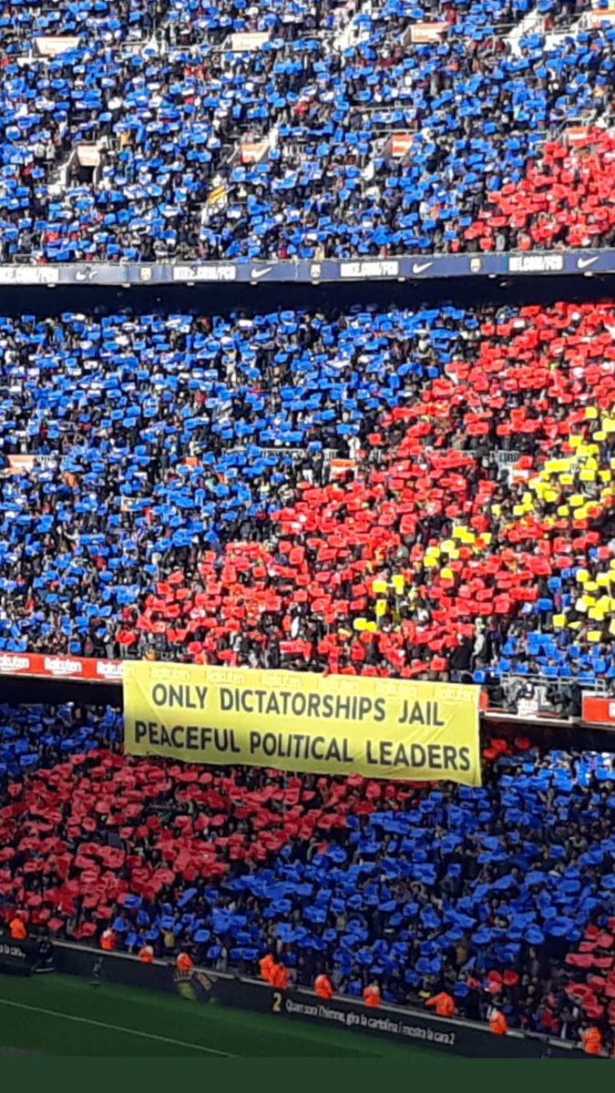 JordiMonros's tweet image. Tot el camp és un clam 👉🏻 "Només les dictadures posen a la presó a líders polítics pacífics".

#LlibertatPresosPoliticsiExiliats🎗
#CampNou
#BarçaRealMadrid
🔵🔴🔵🔴🔵🔴🔵