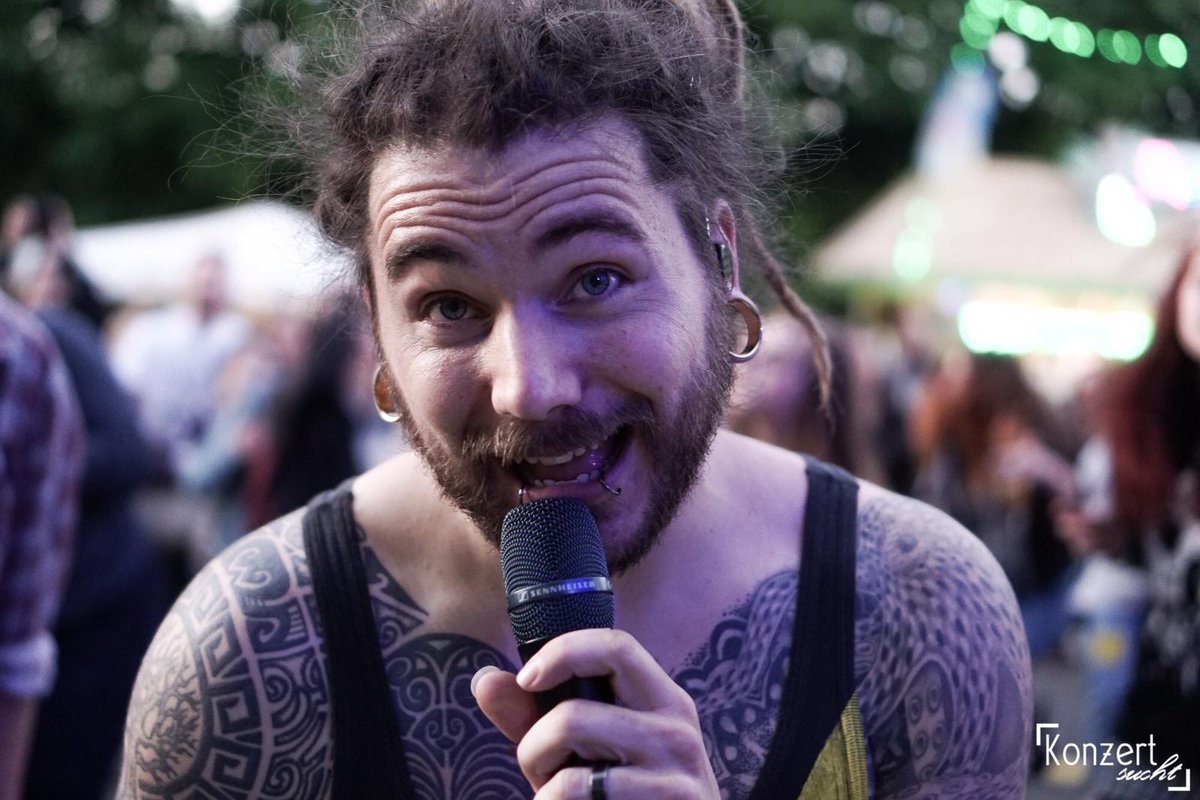 Yesss Wiesbaden heute <a href="/ANTIfest2018/">ANTIfest</a> im Schlachthof!

Einlass JETZT, wir spielen um 19:45 💥  Außerdem <a href="/anti_flag/">VES</a> <a href="/silverstein/">Silverstein</a> <a href="/LessThanJake/">Less Than Jake</a> <a href="/ReelBigFish/">Reel Big Fish</a> uvm. 

POOOWWWWEEERRR