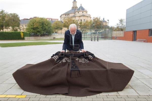 Una capa pastoril de lana tosca para abrigar al papa Francisco I
elconfidencial.com/ultima-hora-en… <a href="/fotomontesinos/">Mariam A. Montesinos</a>