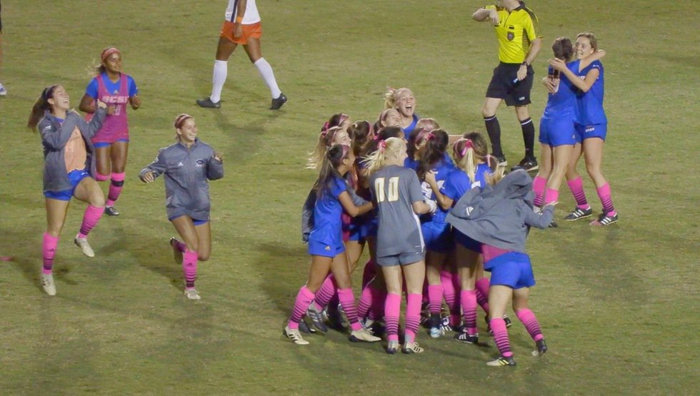 BigWestWSOC's tweet photo. FINAL DAY OF THE REGULAR SEASON. Who's going to be wearing the 👑 Sunday night?
2pm PT:
@UCSBWomenSoccer at @CPWomensSoccer
@CSUNWSoccer at @LBSUSoccer
@UCR_WSoccer at @UCDAVISWSOC
5PT/2HT:
@FullertonWSOC at @UHWahineSoccer
...
📅 https://t.co/zrXTlM5lXf
#BWCWSOC #PlayBig https://t.co/eOqIRg4Gqe