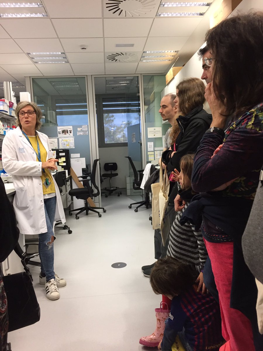 SaraGutierrezEn's tweet photo. Oncogenètica del #VHIO investiguem el #càncer de mama #ovari #hereditari, i avui ho expliquem al #48hOpenHouse al @vallhebron https://t.co/2OtSyf1cUF